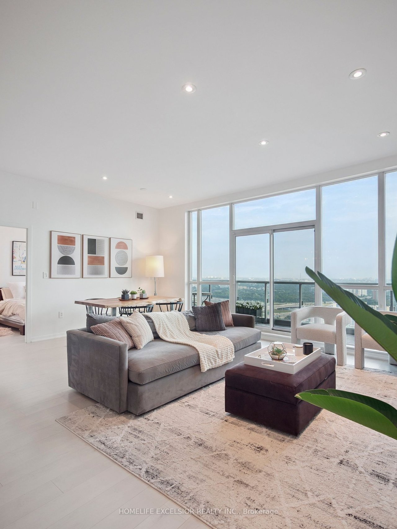 PENTHOUSE IN EMERALD CITY 