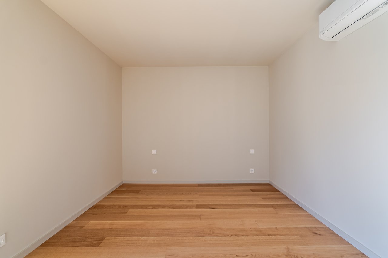Luxury 4-Bedroom Apartment in Porto