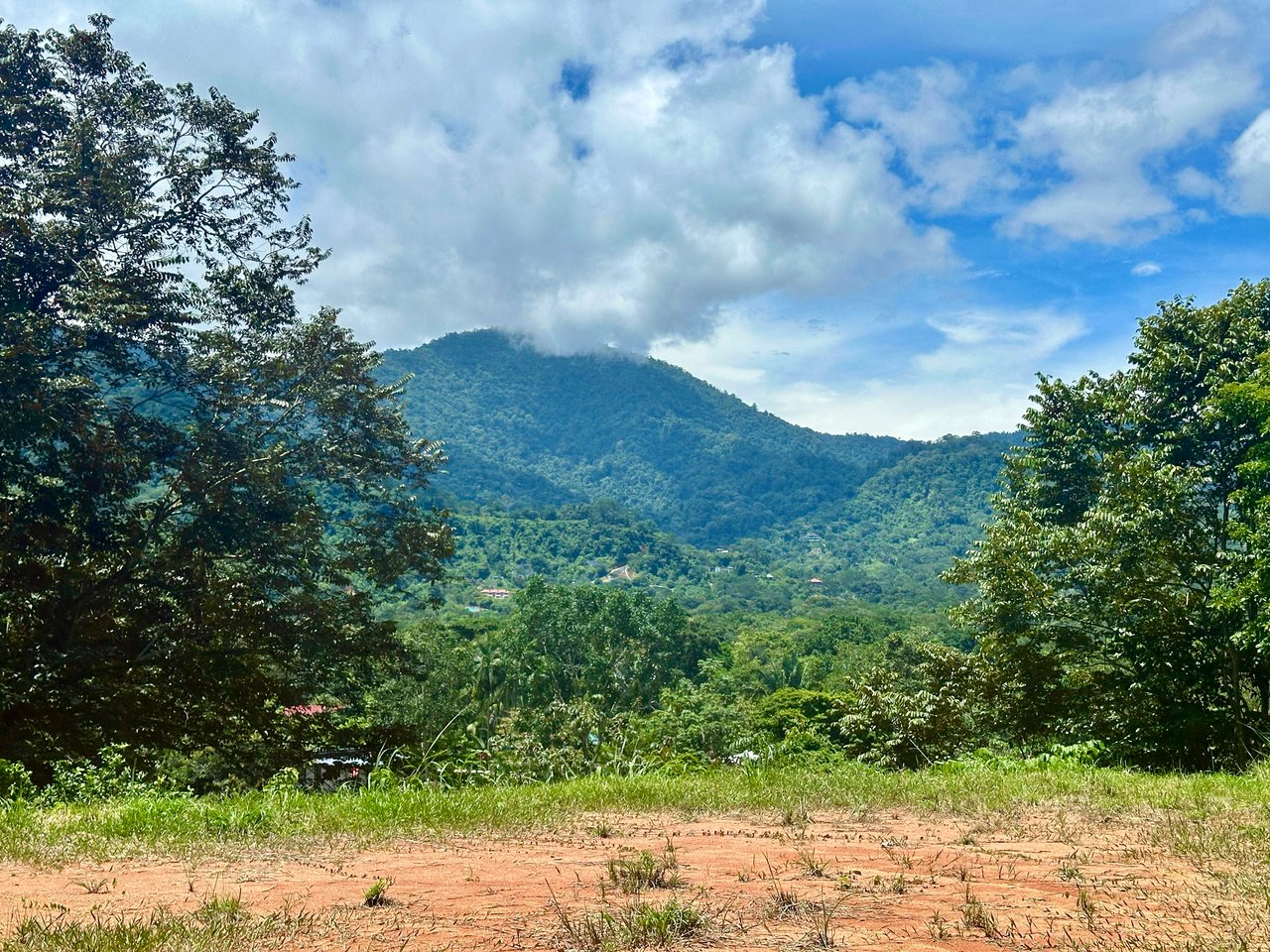 Build-Ready Lot in Ojochal’s Calle Cacique | Easy Access & Stunning Mountain Views
