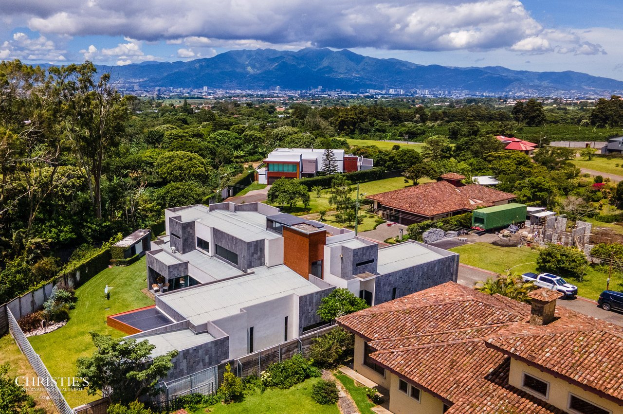 Modern Elegance with Panoramic Views – Exclusive Las Gemas Residence