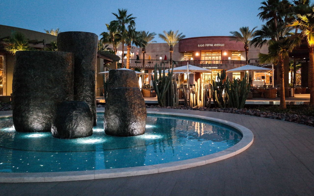 Fountain and evening storefronts on El Paseo in Palm Desert in 2014