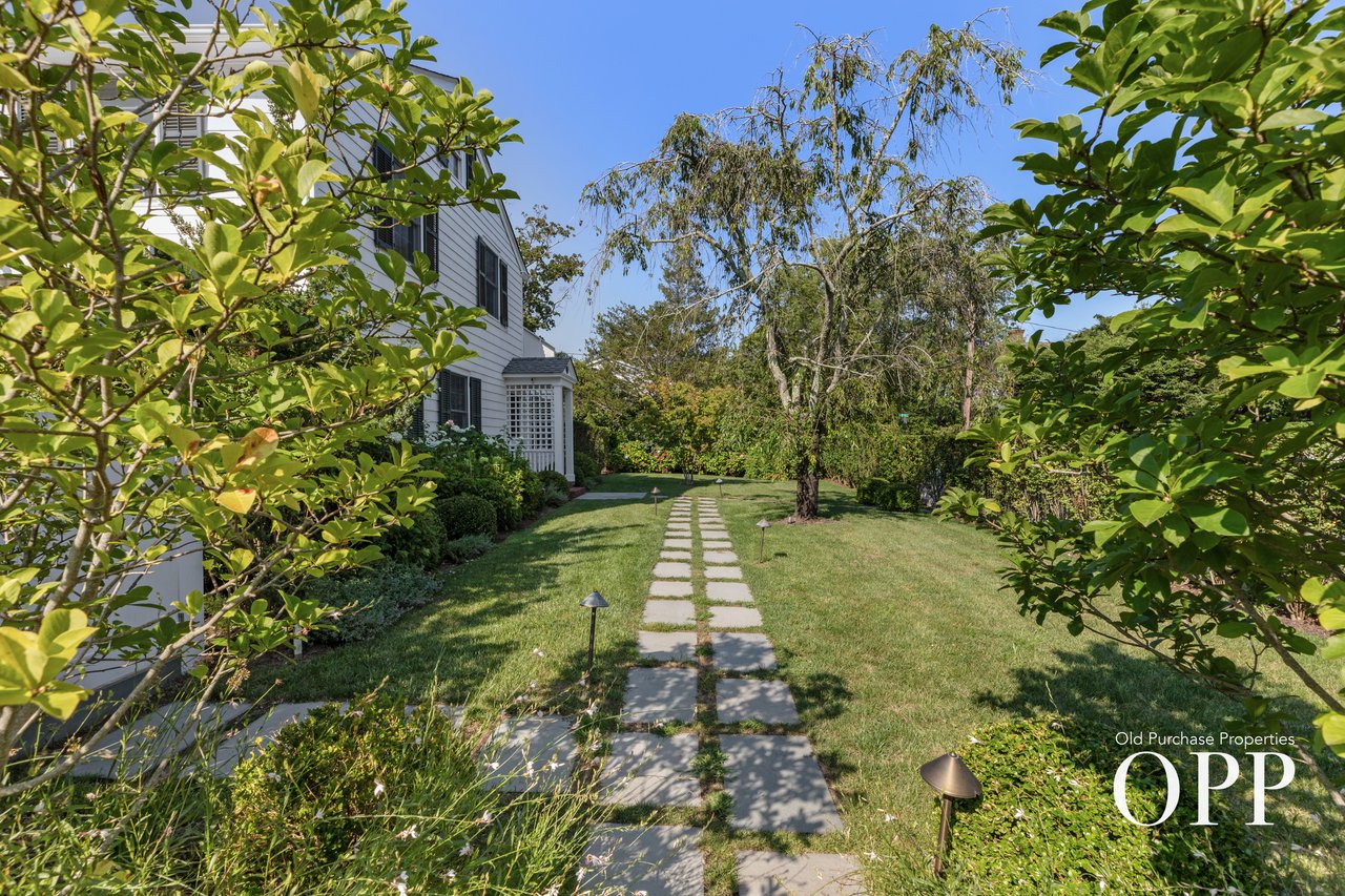 A REFINED BELLPORT RETREAT