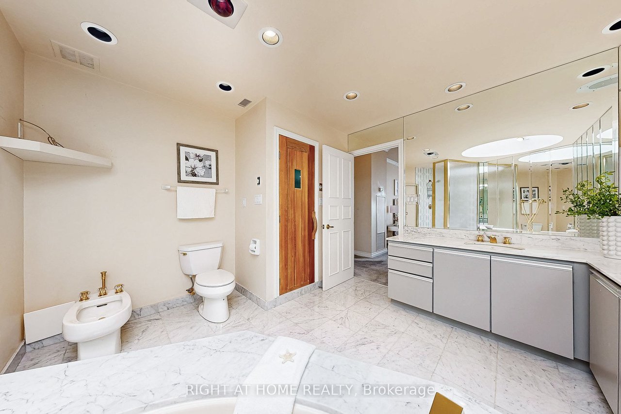 PENTHOUSE IN PRIME NORTH YORK 