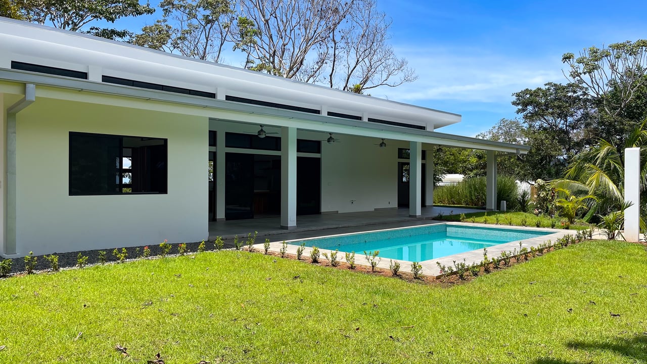 Exquisite Modern Retreat with Ocean and Mountain Views in Ojochal, Costa Rica