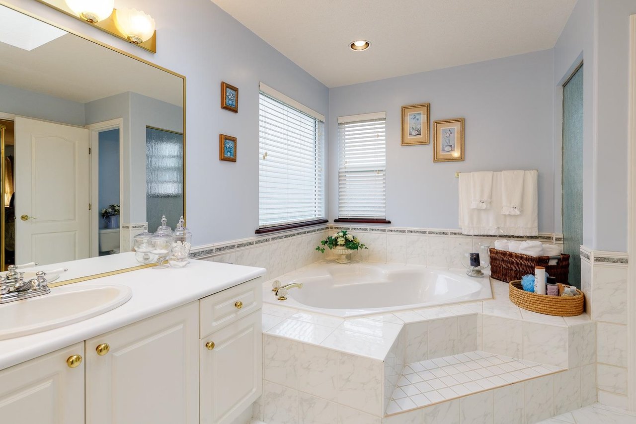 2927 Pinetree Close
