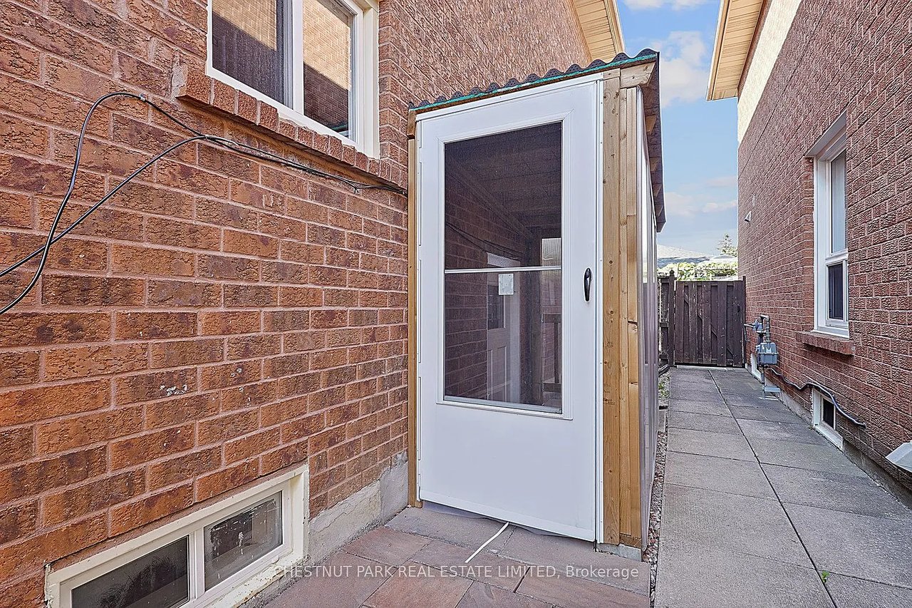 4 Glouster Court