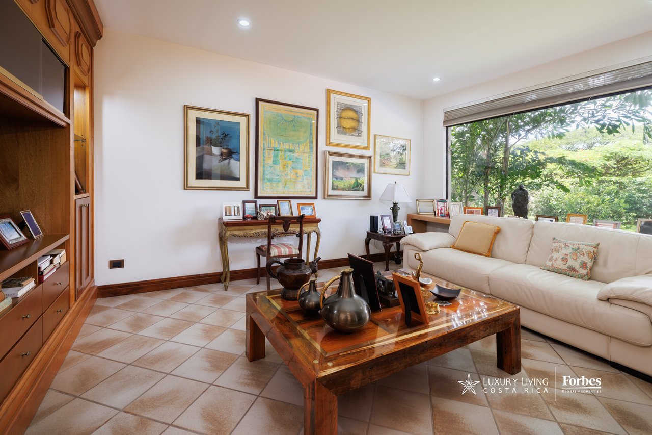 21575 - One level home with almost 3,000sqm of land in Bosques de Lindora
