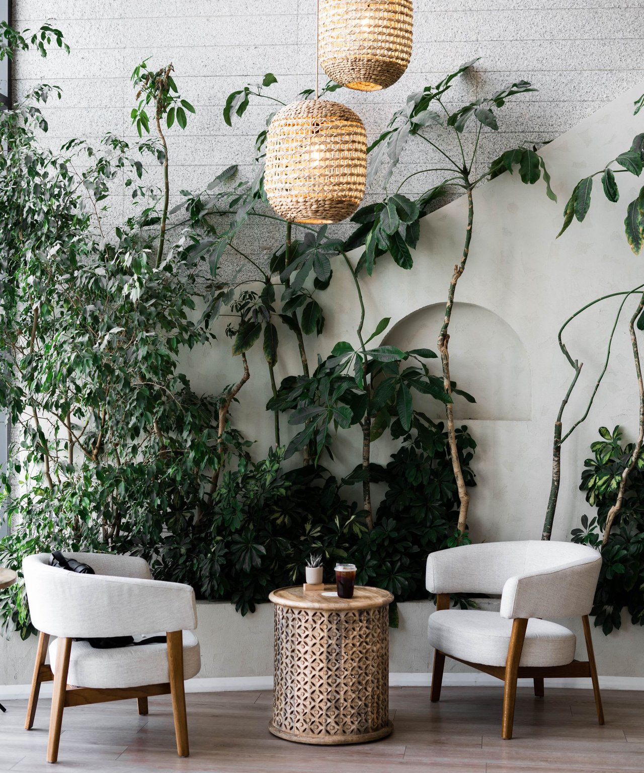  A chic and serene interior space is designed with a strong emphasis on natural elements and a minimalist aesthetic.