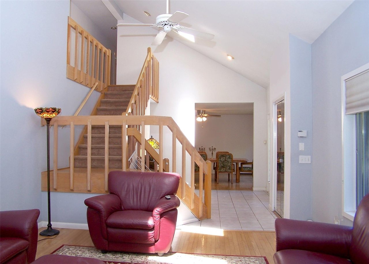 220 Bellport Ave