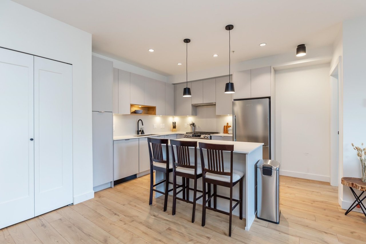 413-2493 Montrose Ave