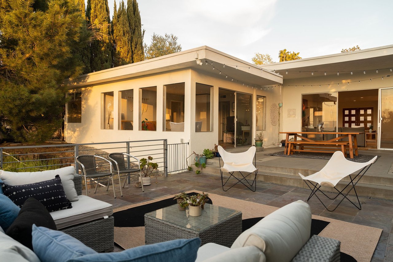 deLIGHTfull Mid Century in the Studio City "Donas"
