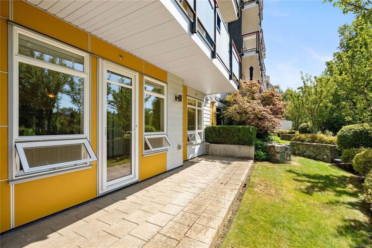 106-935 Cloverdale Ave, Saanich