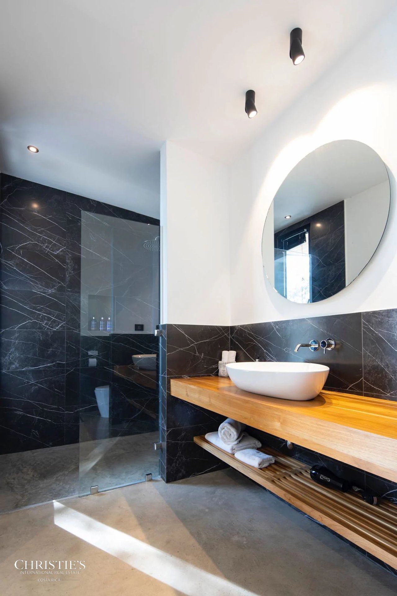 Coastal Estate with Two Villas and Dramatic Ocean Views