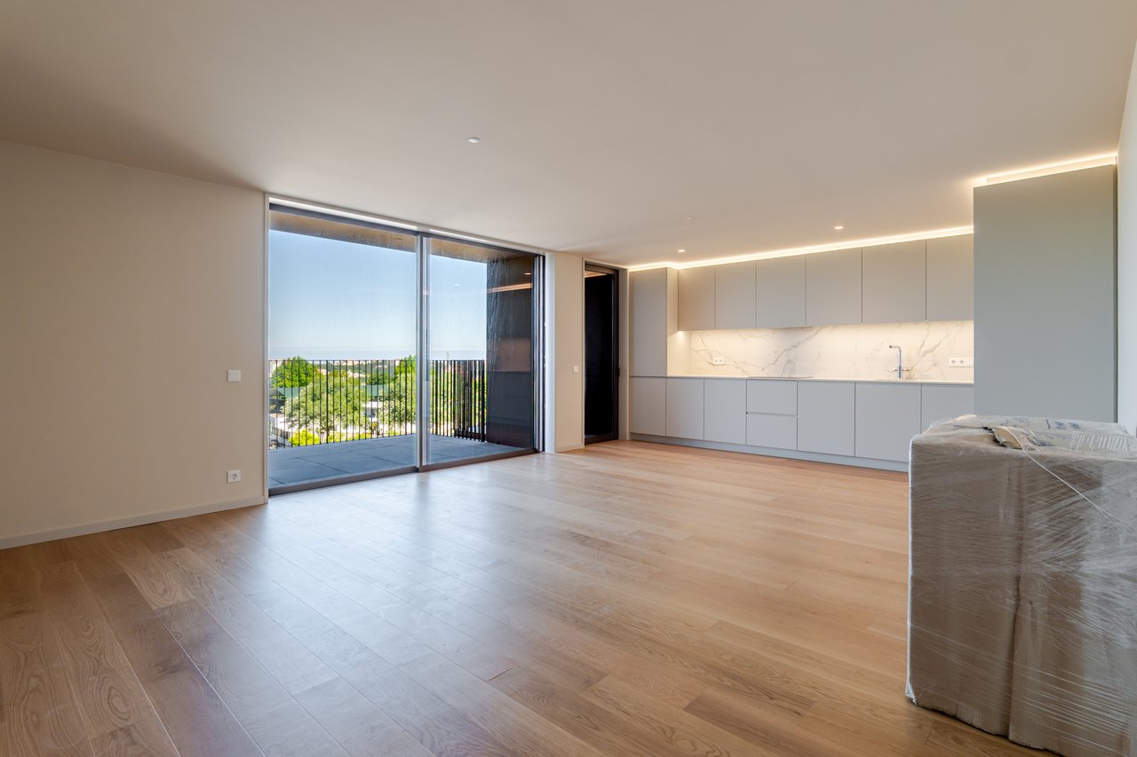 Luxury 4-Bedroom Apartment in Porto