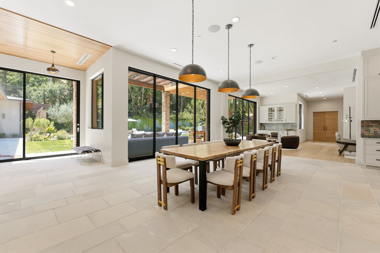 Bowmont Dr, 90210