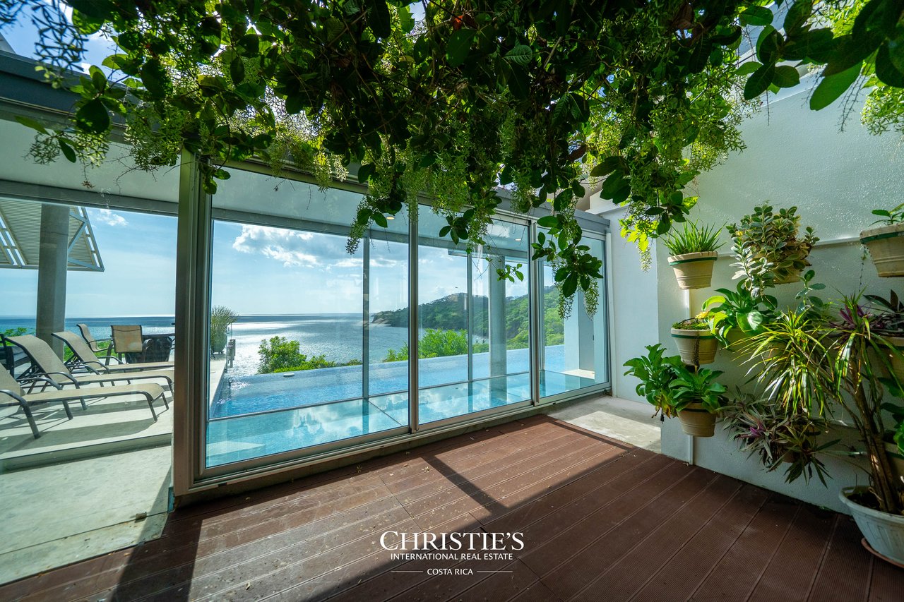 Casa Holmes: Award-Winning Glass House with Ocean Views