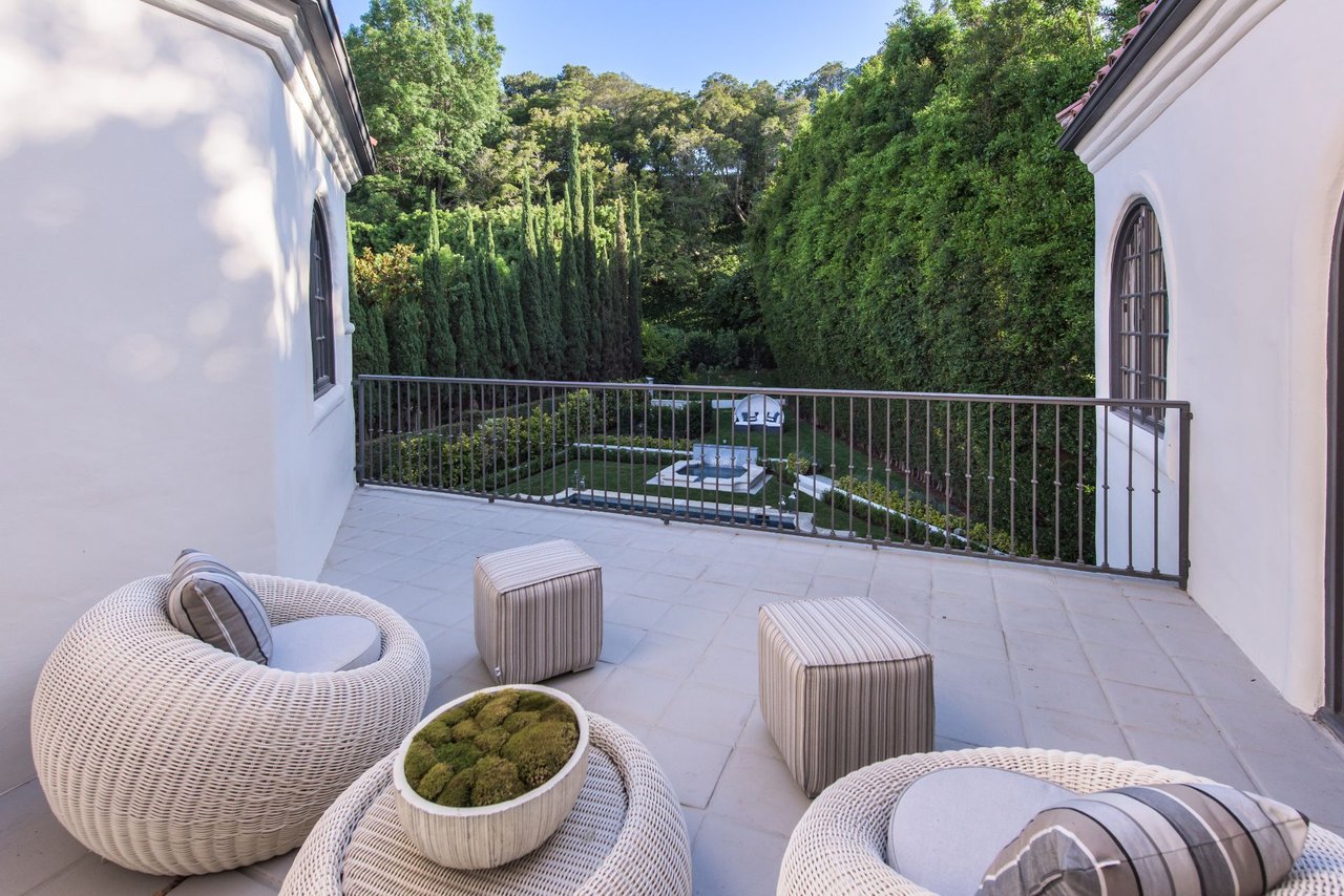 1275 Benedict Canyon Dr