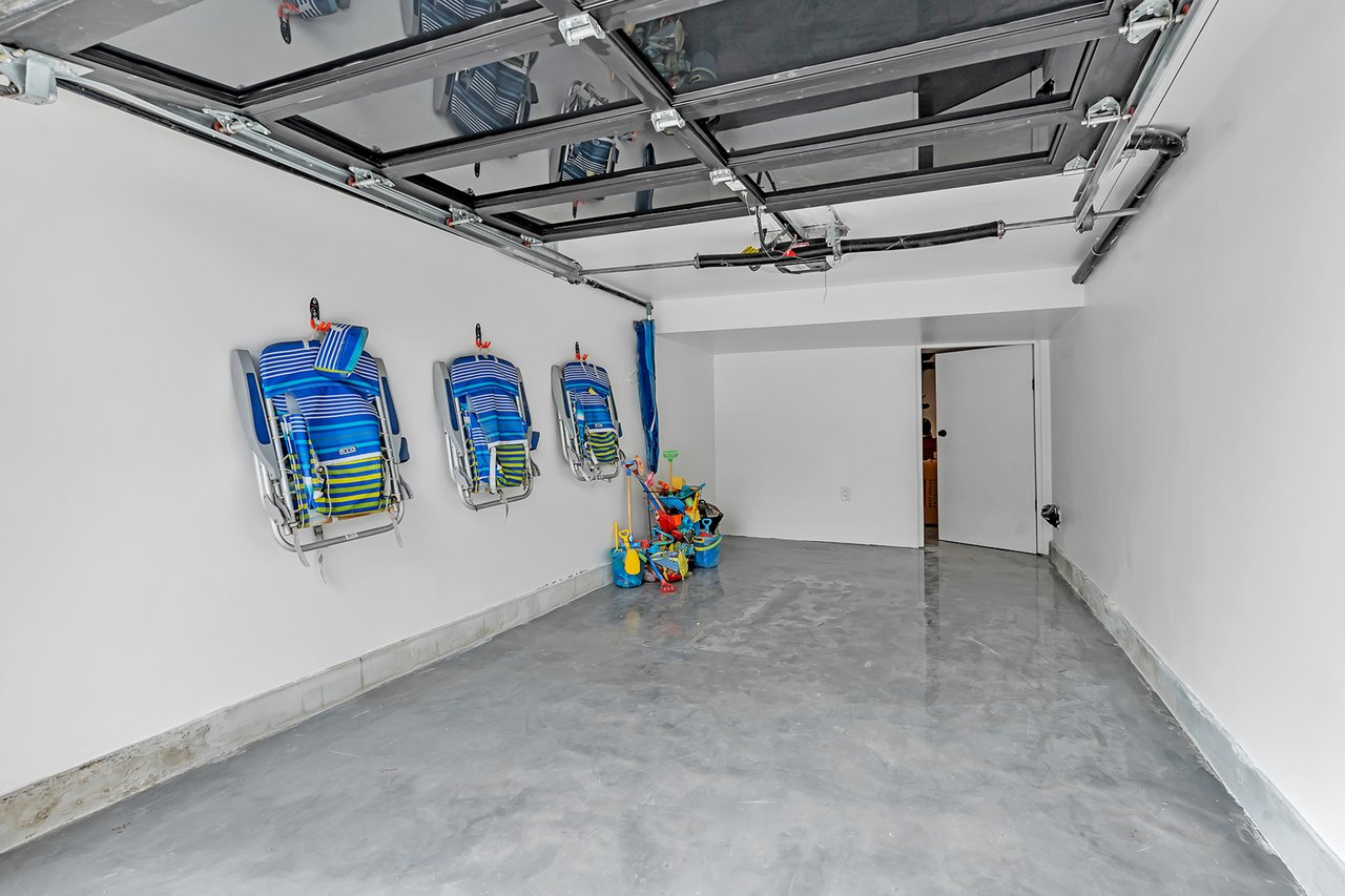 Garage (1 of 3)