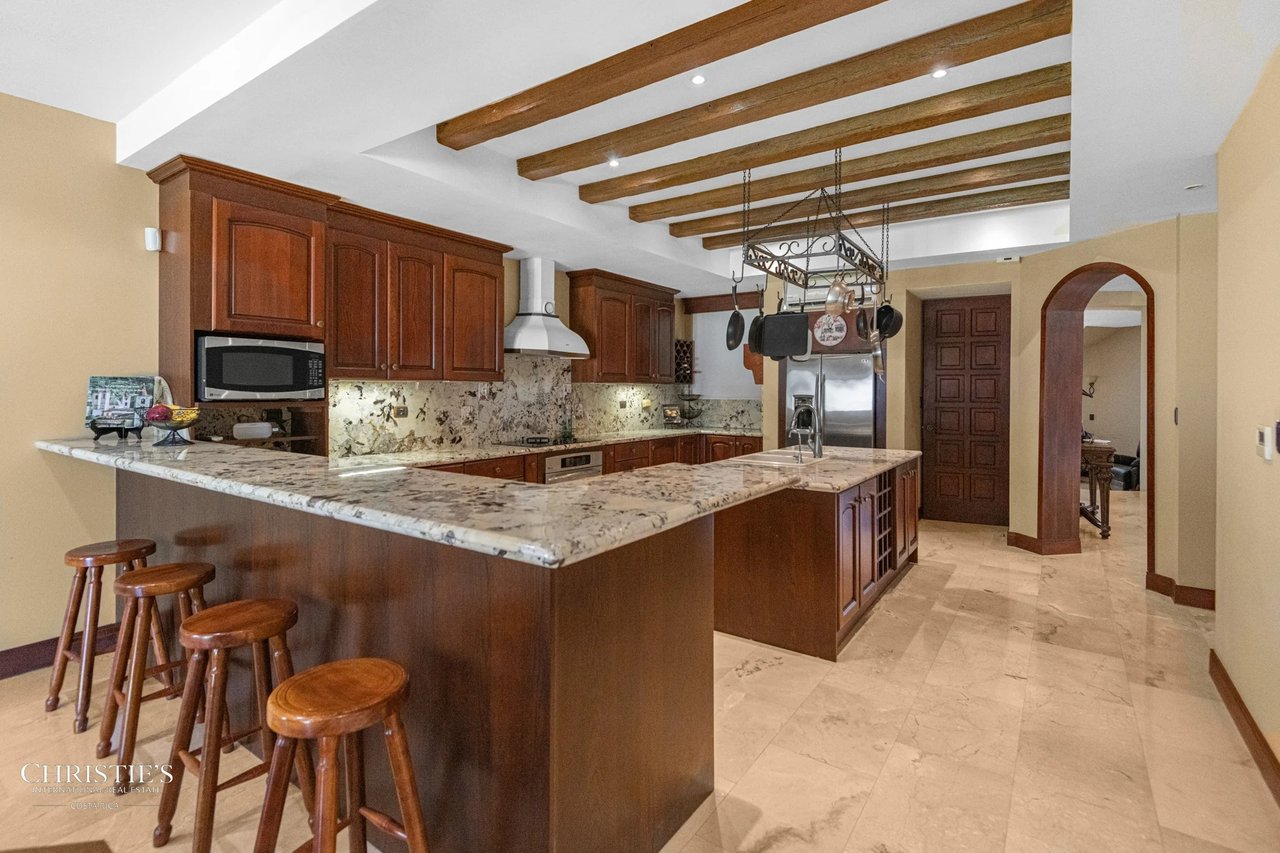 Hermosa Villa Beachfront Estate