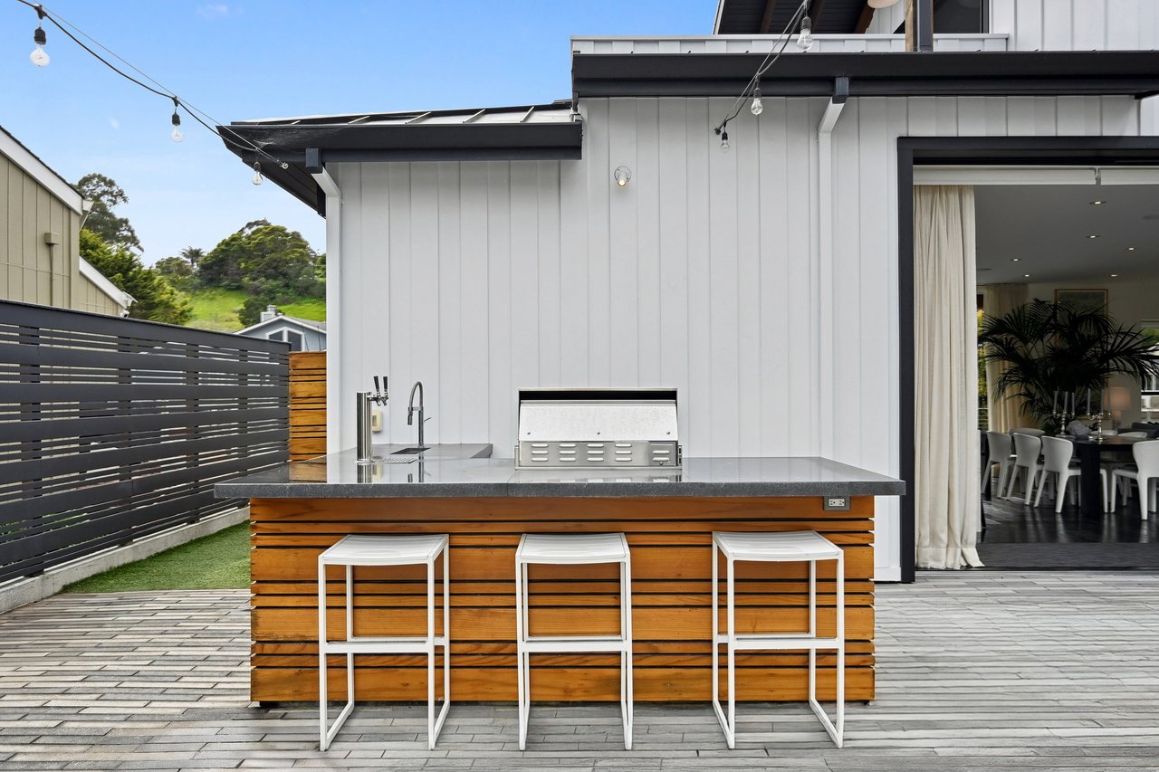 A Waterfront Masterpiece of Modern Luxury