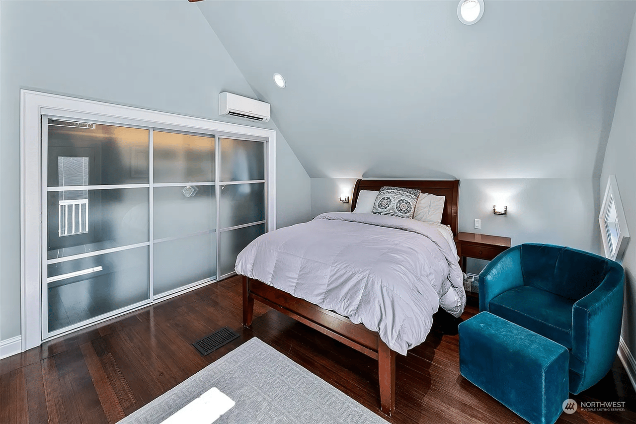 5529 Kenwood Place N