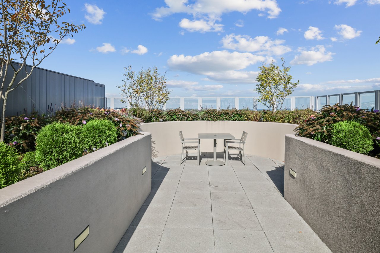 Stunning 2 Bedroom Upgraded Corner Unit