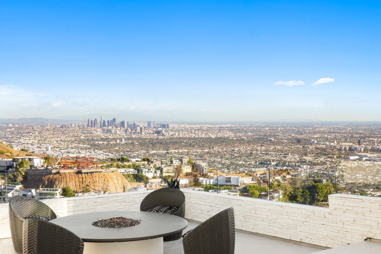 2231 Sunset Plaza Dr