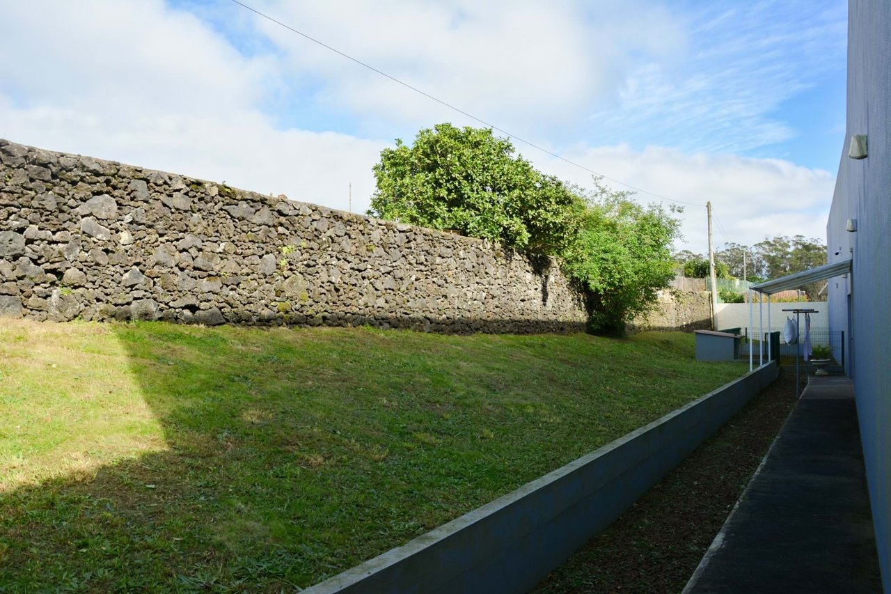 Luxury 4-Bedroom Villa with Indoor Pool – São Miguel, Azores