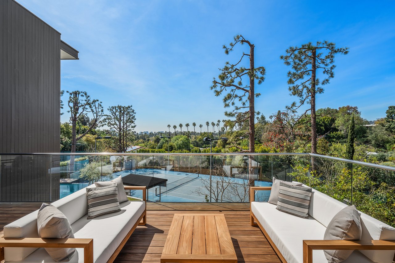  A Beverly Hills Architectural Masterpiece – Where Modern Luxury Meets Timeless Elegance