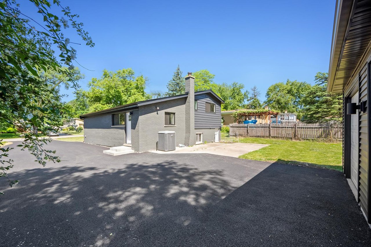 1N535 Park Blvd, Glen Ellyn IL – Fully Renovated Split-Level on Nearly Half an Acre Listed at $475,900