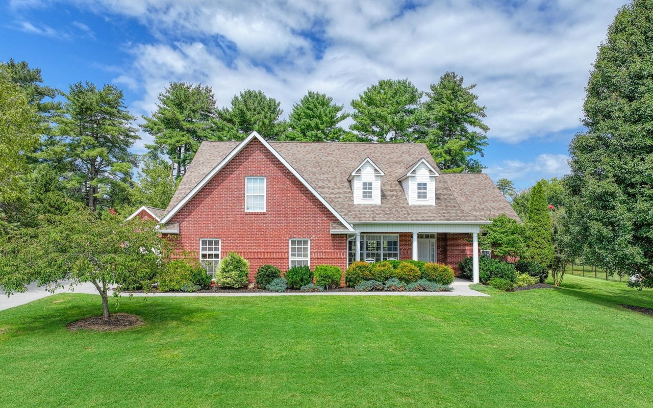 Wallace Luxury Spotlight | 520 Golden Rose Drive Maryville, TN 37803
