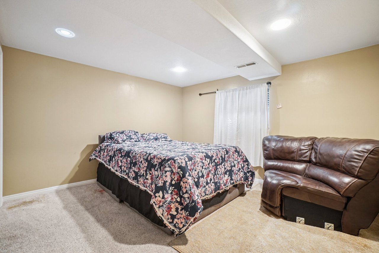 11343 S Clifford Cir