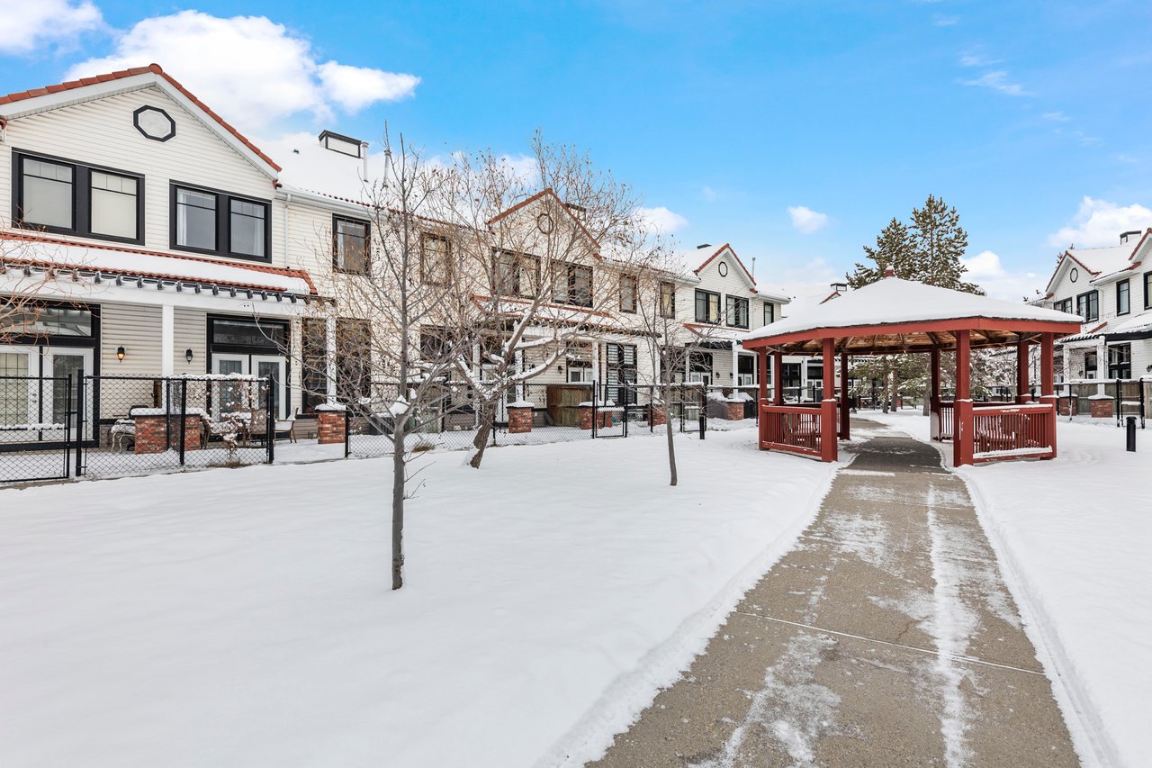 8910 Royal Oak Way NW