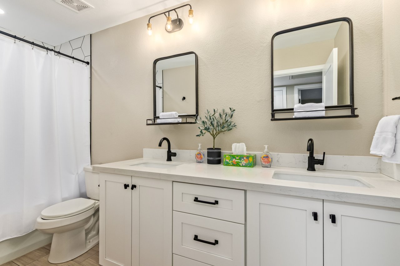 5839 E VOLTAIRE Avenue