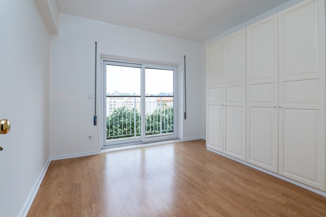 2-Bedroom Apartment with Sunset Balcony in Central Matosinhos