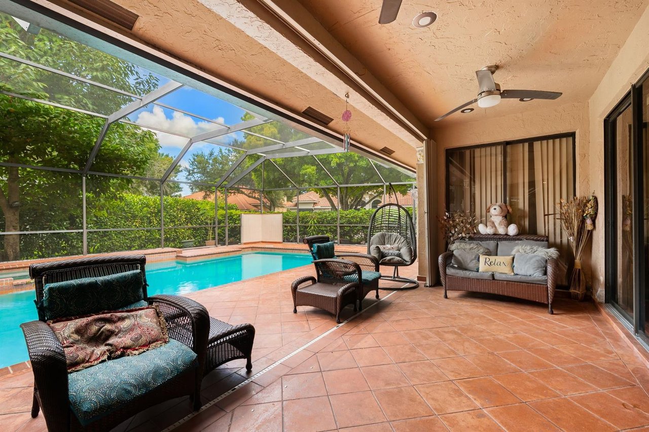 coral-springs-pool-home-sold-yard