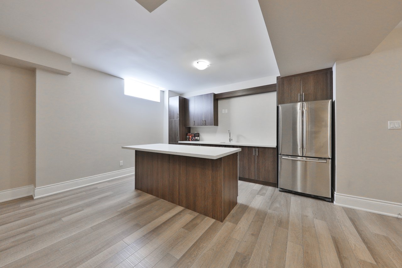 2163 Vineland Crescent, Oakville