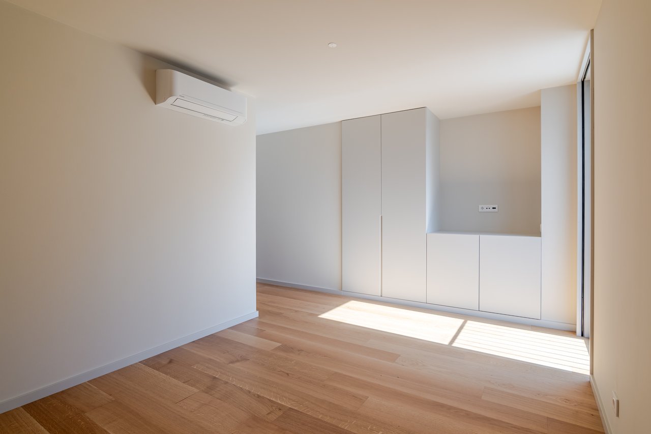 Luxury 4-Bedroom Apartment in Porto