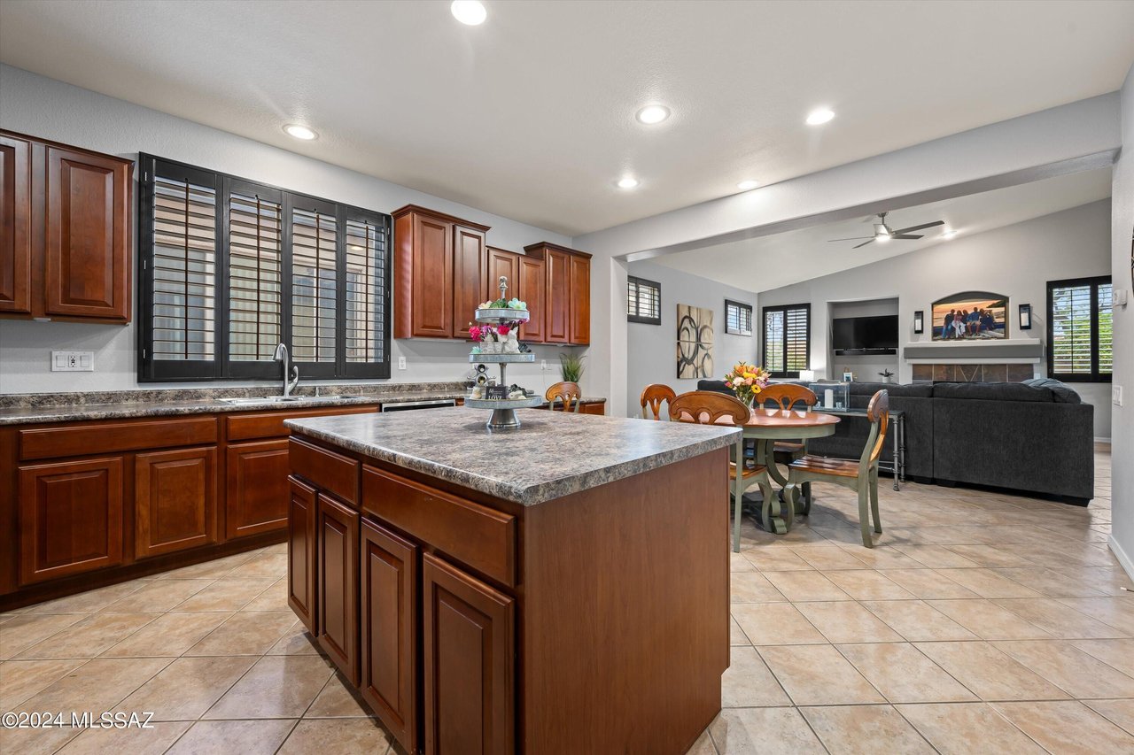 1009 W Leatherleaf Dr