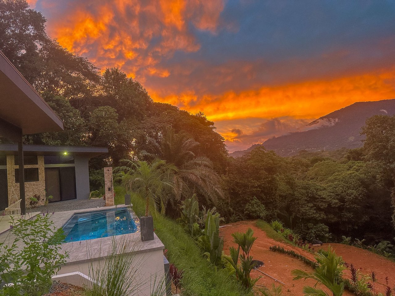 Ojochal Modern Jungle Home with Infinity Pool & Mountain Views
