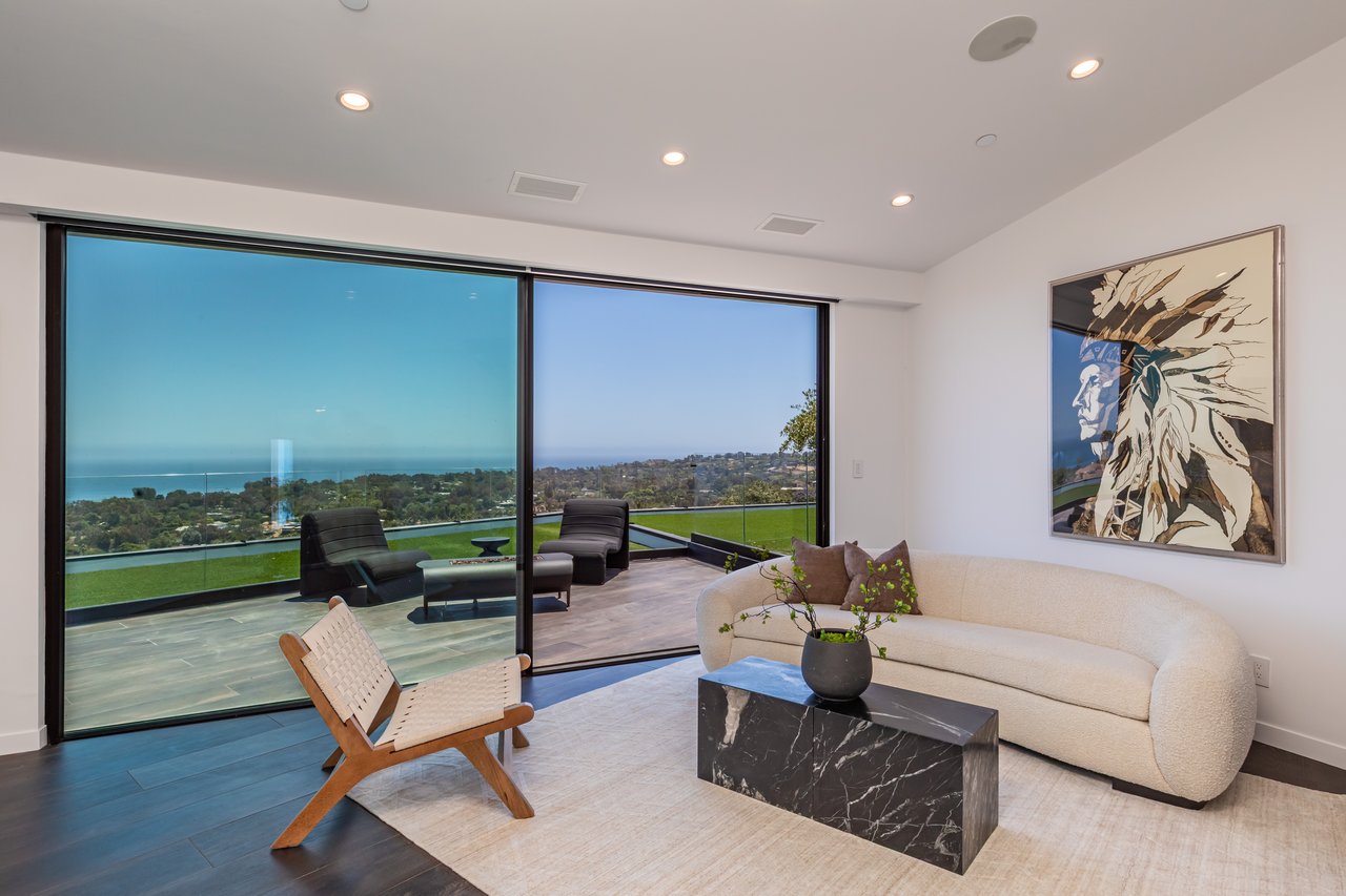 6156 Zumirez Dr