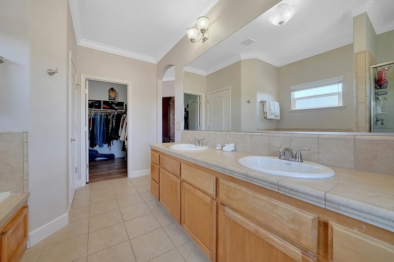 3221 Crestview Dr