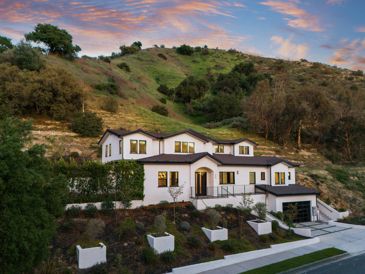 350 Mount Carmel Dr, Glendale 