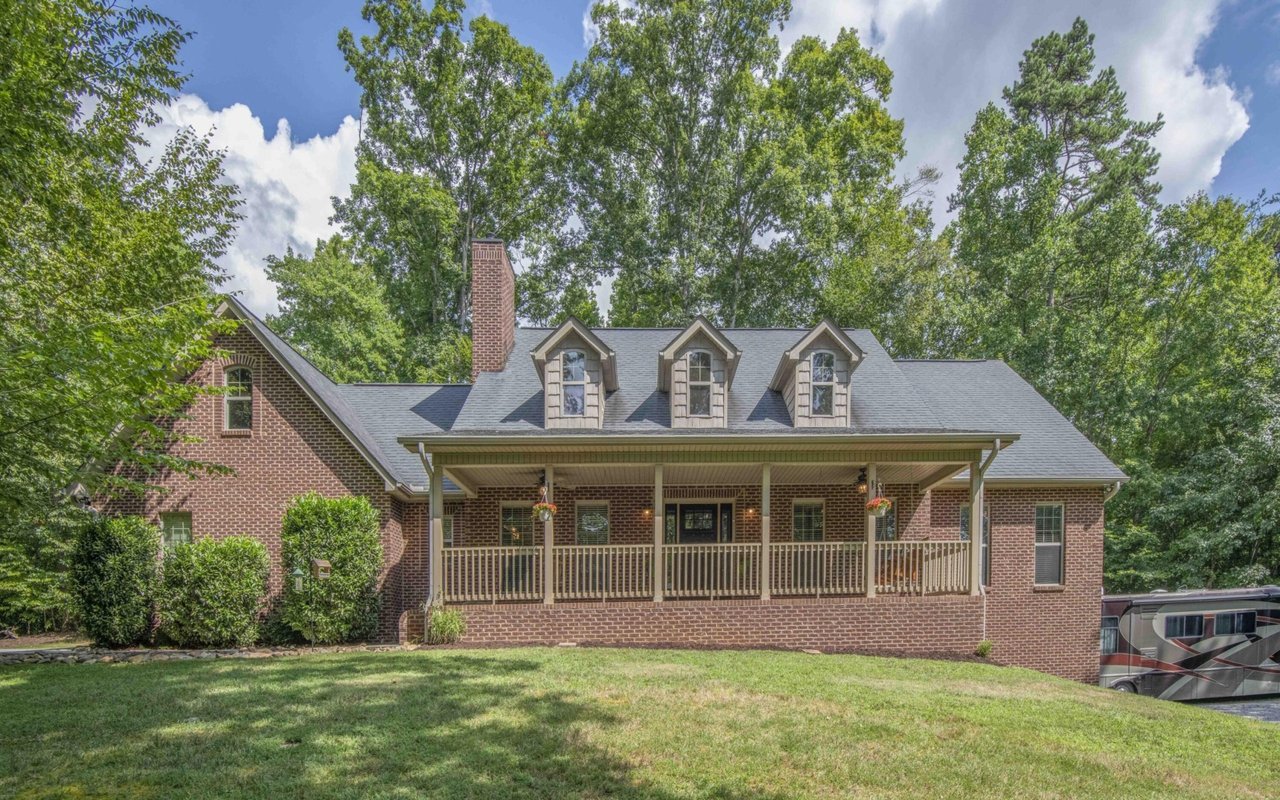 Wallace Luxury Spotlight | 9915 Smoky Row Road Strawberry Plains, TN 37871