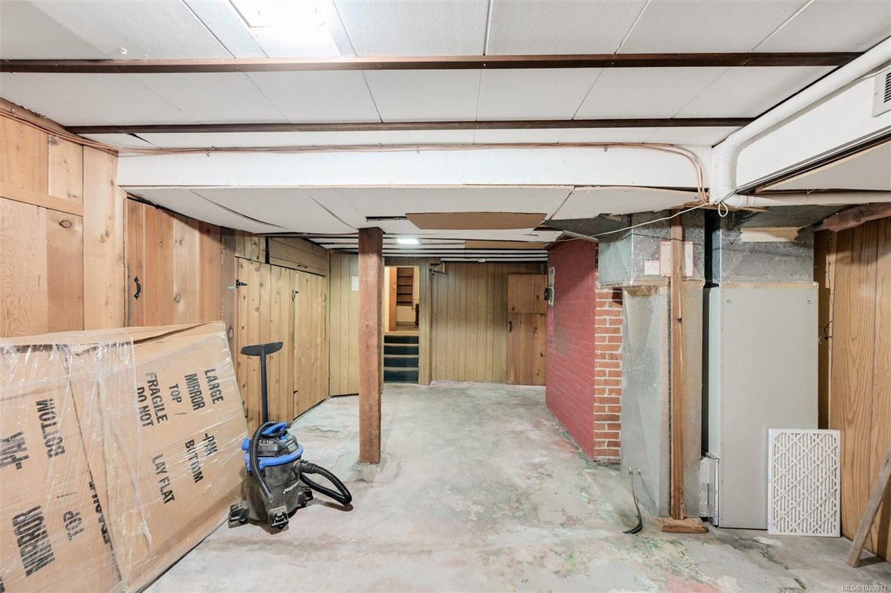 2587 MacDonald Dr