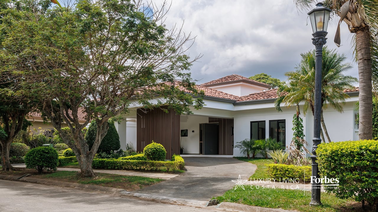 21468 - Remodeled 1-level house, 4 bedrooms, pool, terrace and garden