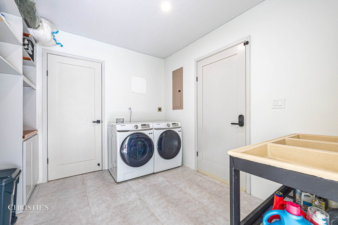 Contemporary Mountain View Villa – 10 Minutes to Playa Dominical