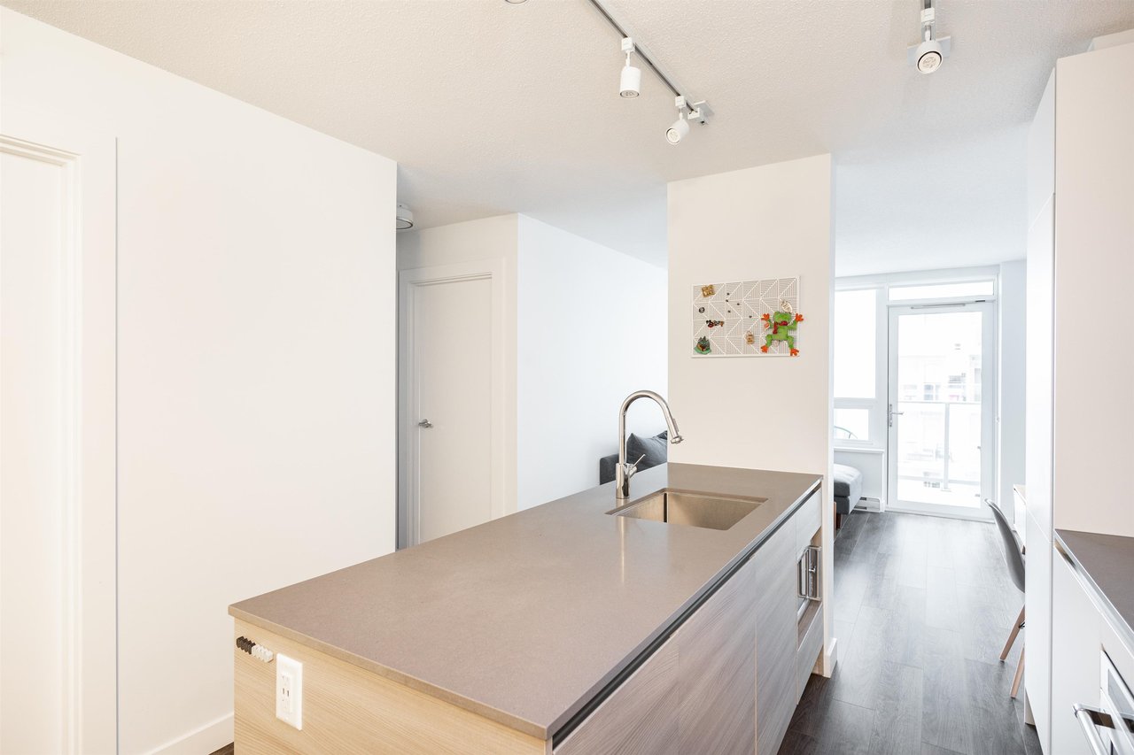 1705-988 Quayside Dr
