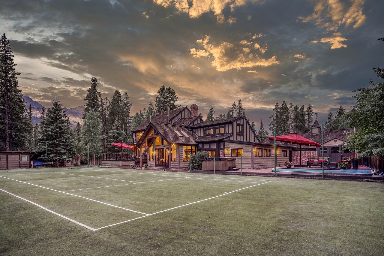 Private Mountain Retreat on Nearly Half an Acre