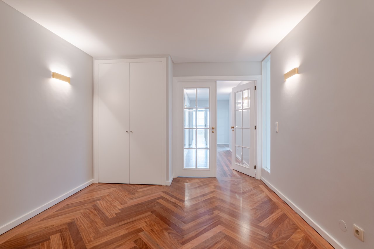 Luxury 5-Bedroom Apartment with Balcony & Private Garage in Foz do Douro, Porto